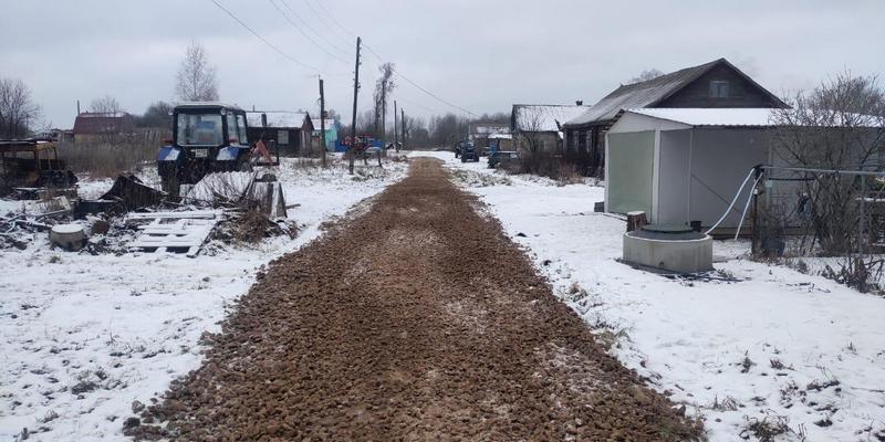 Произведена подсыпка дороги в деревне Жирятино.