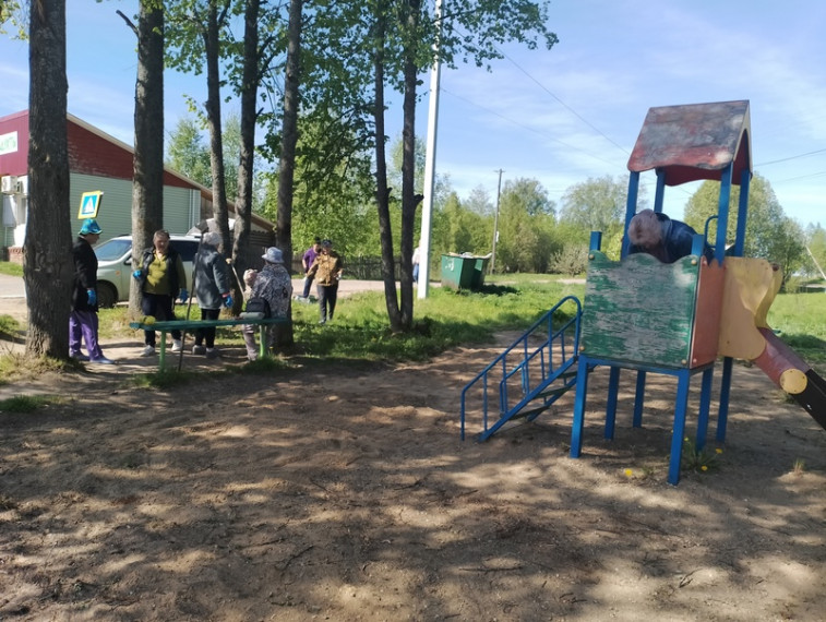 Инициативная группа жителей д.Марфино провела субботник на детской площадке. Инициативная группа жителей д.Марфино провела субботник на детской площадке.